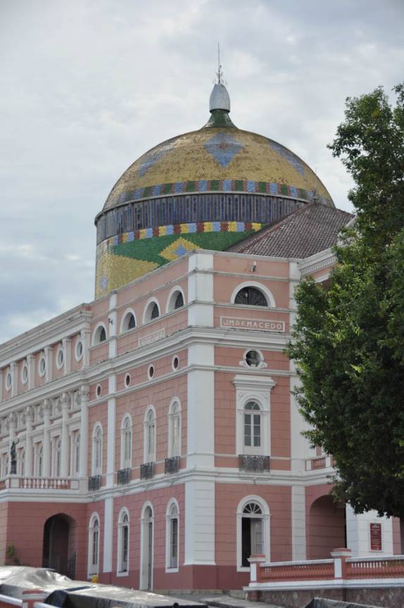 O famoso Teatro Amazonas e sua cúpola colorida , em Manaus - AM